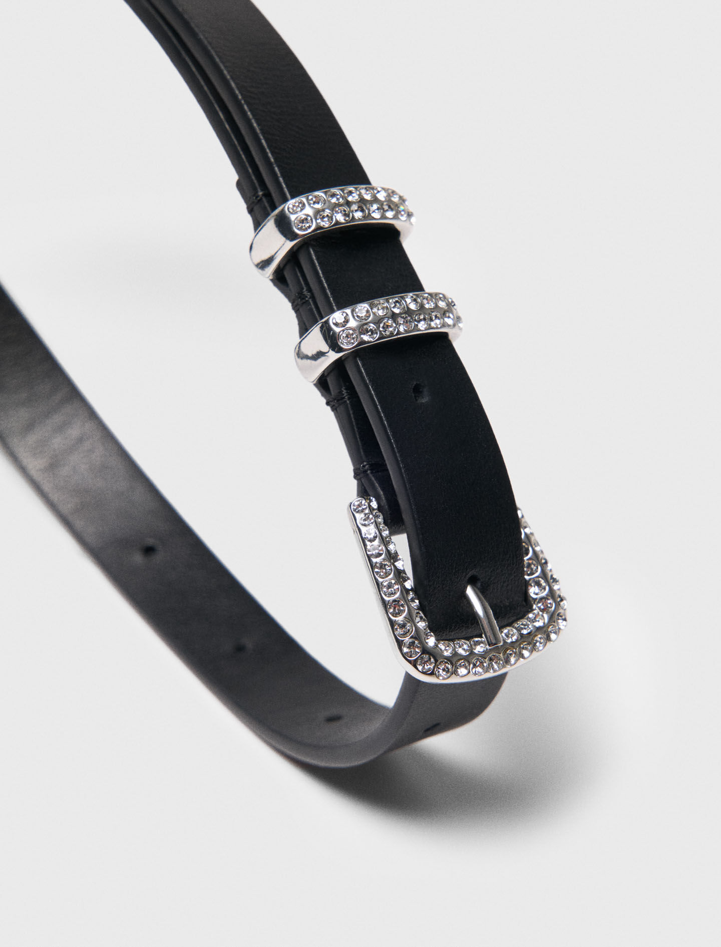 Cinturón delgado con hebilla de diamantes