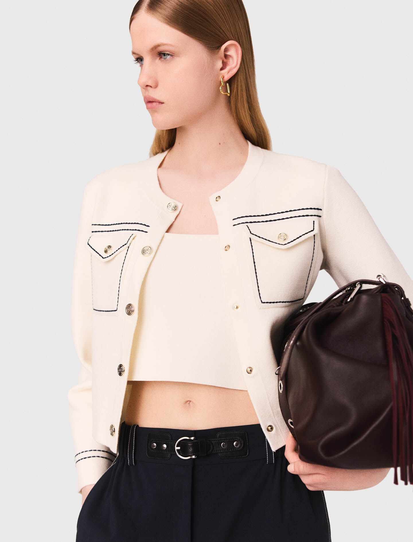 Cardigan corto con puntadas contrastantes