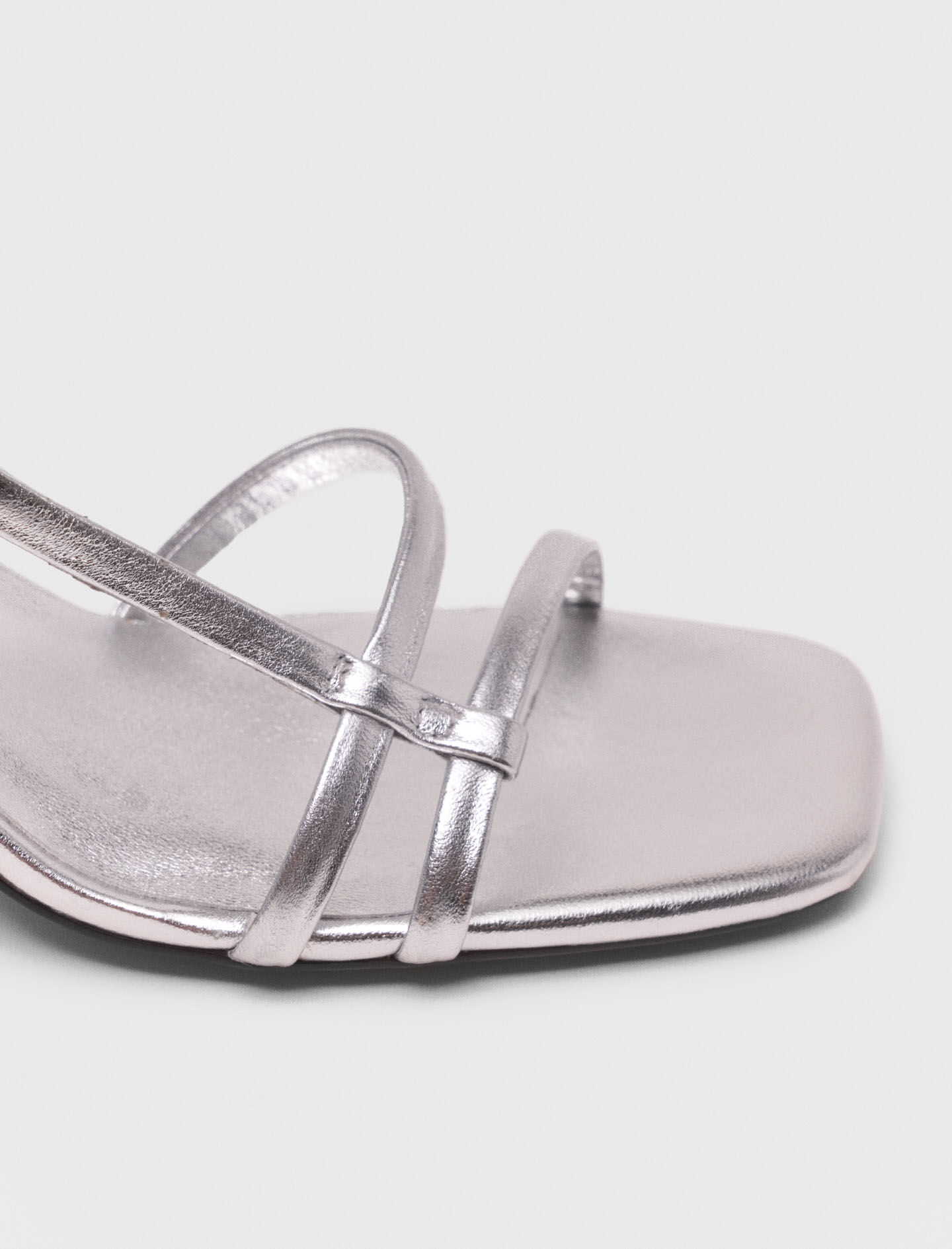 Sandalias de tacón con tiras metálicas