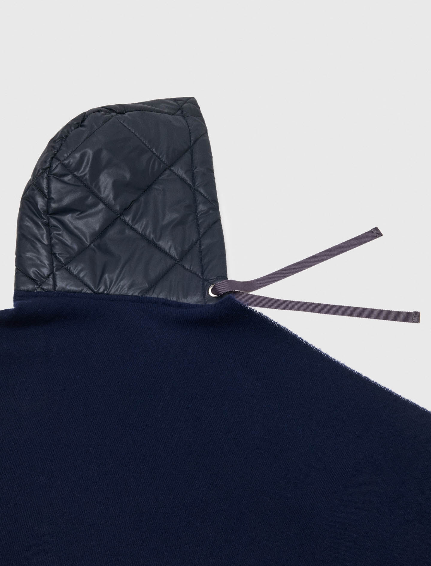 Poncho de lana con capucha