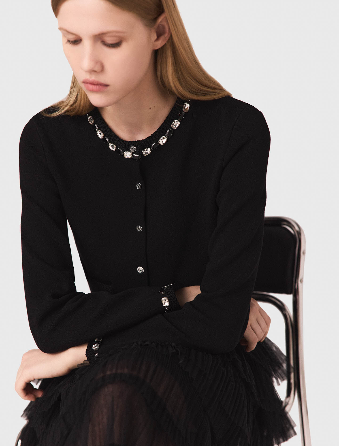 Cardigan con detalles de joyería acortado