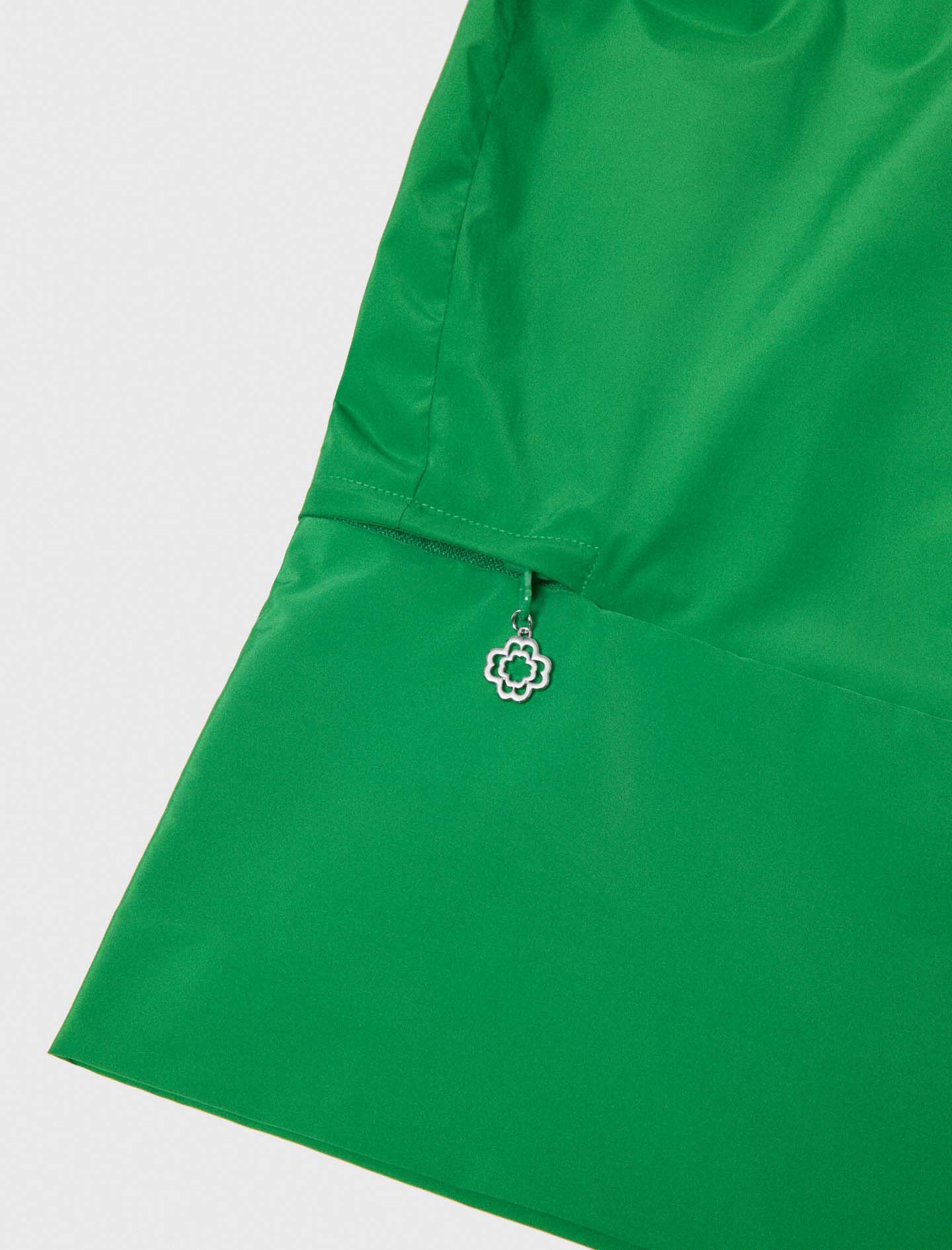 Cascarrilla impermeable con cordones