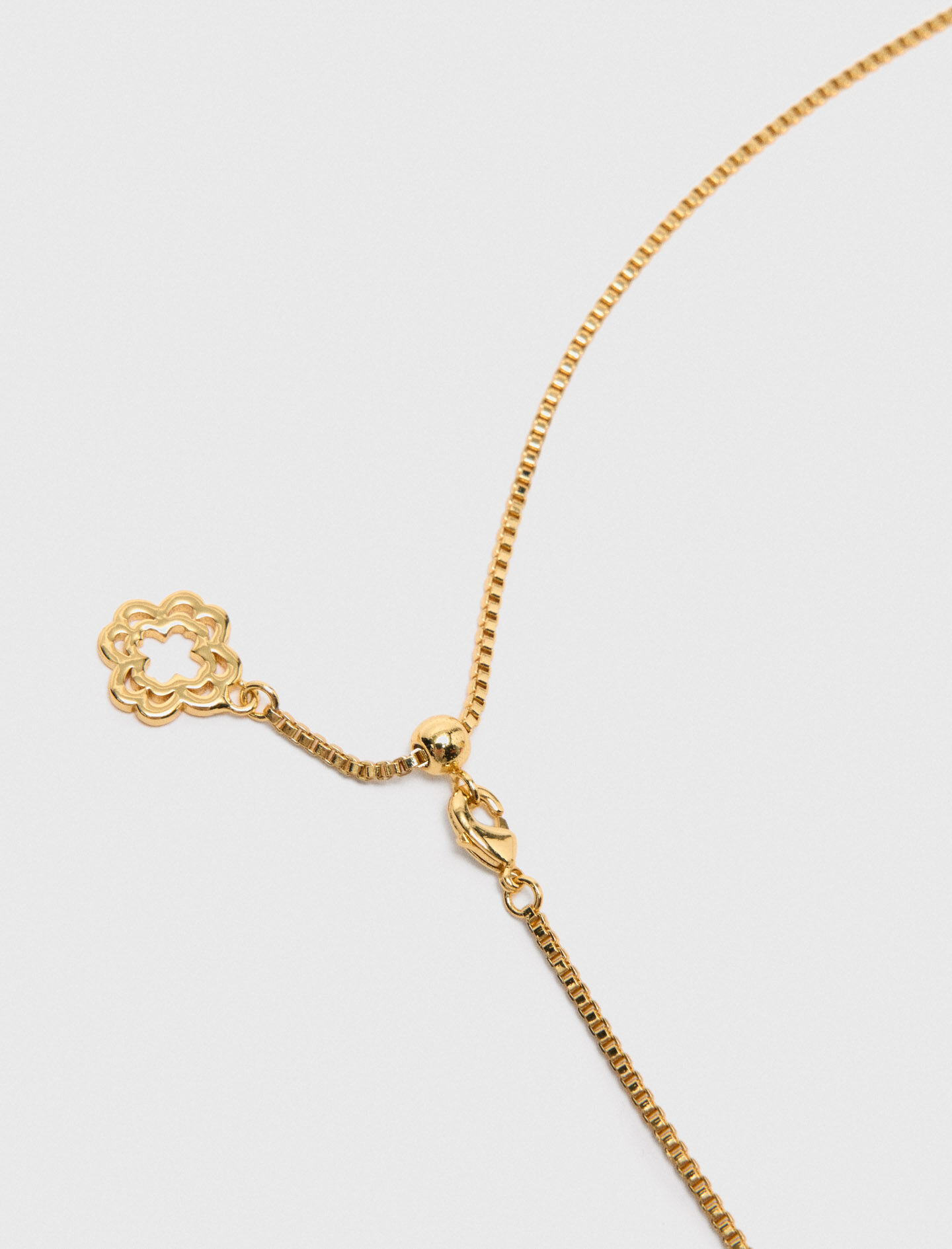 Collar con placa de signo zodiacal