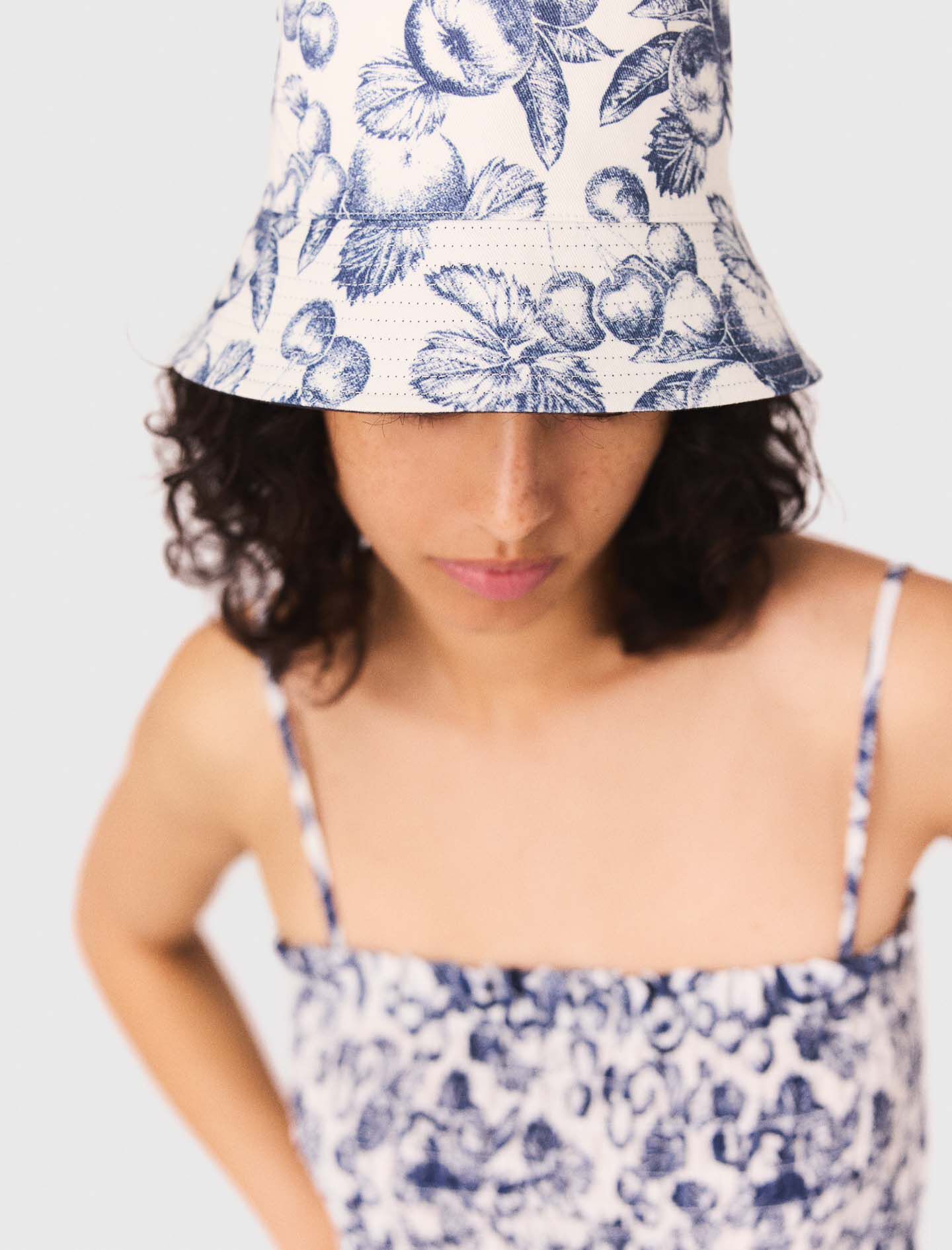Sombrero de paja con estampado de frutas reversible