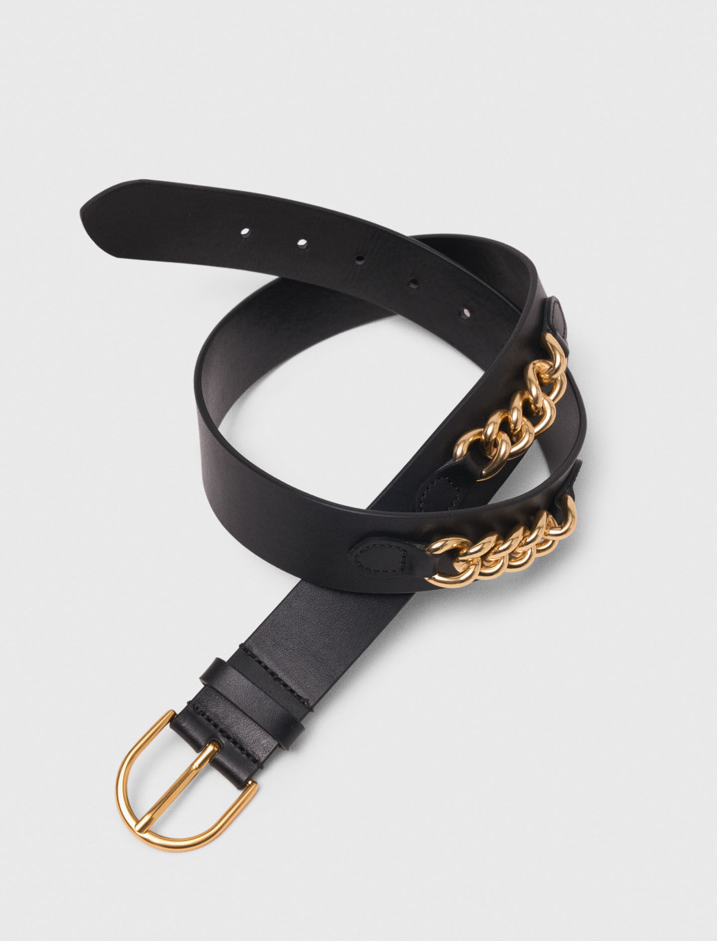 Cinturón de cuero con detalles de cadena