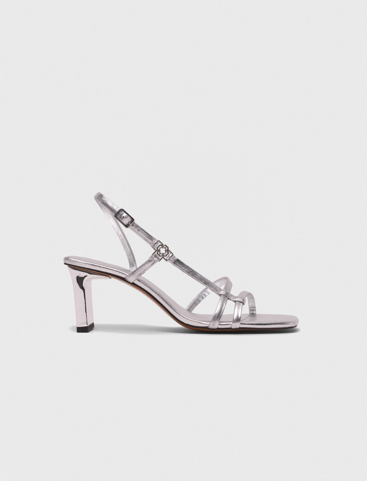 Sandalias de tacón con tiras metálicas