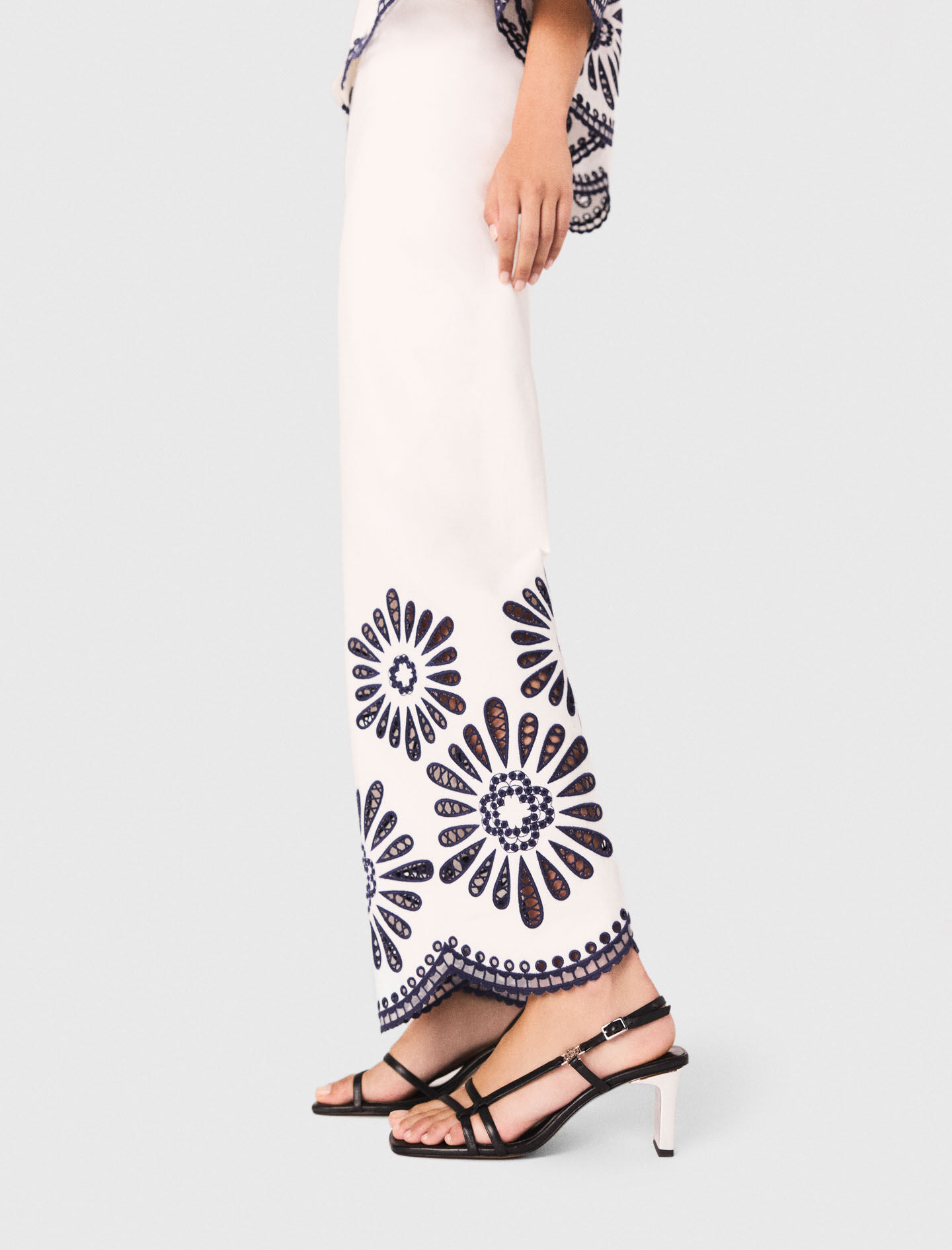 Pantalones con detalle de punto de cruz