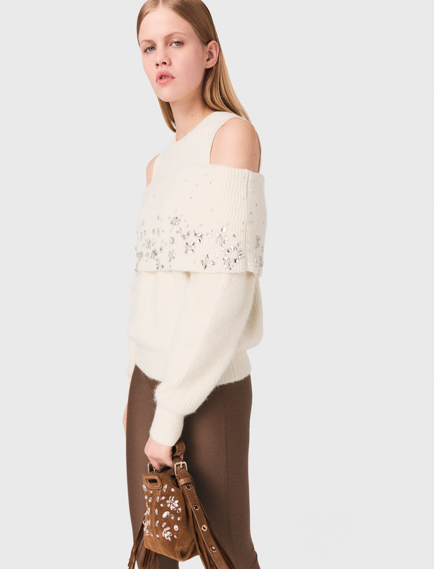 Sweater con hombros al descubierto
