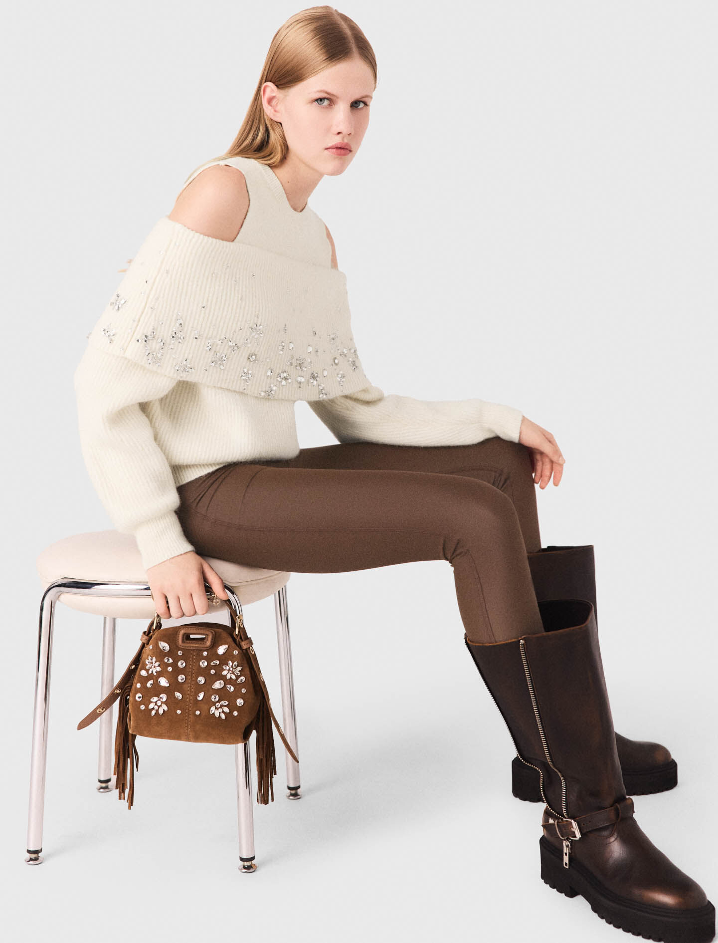 Sweater con hombros al descubierto
