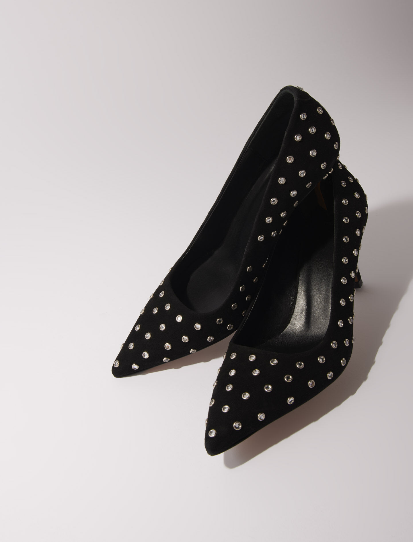 Zapatillas con diamantes de imitación y punta puntiaguda