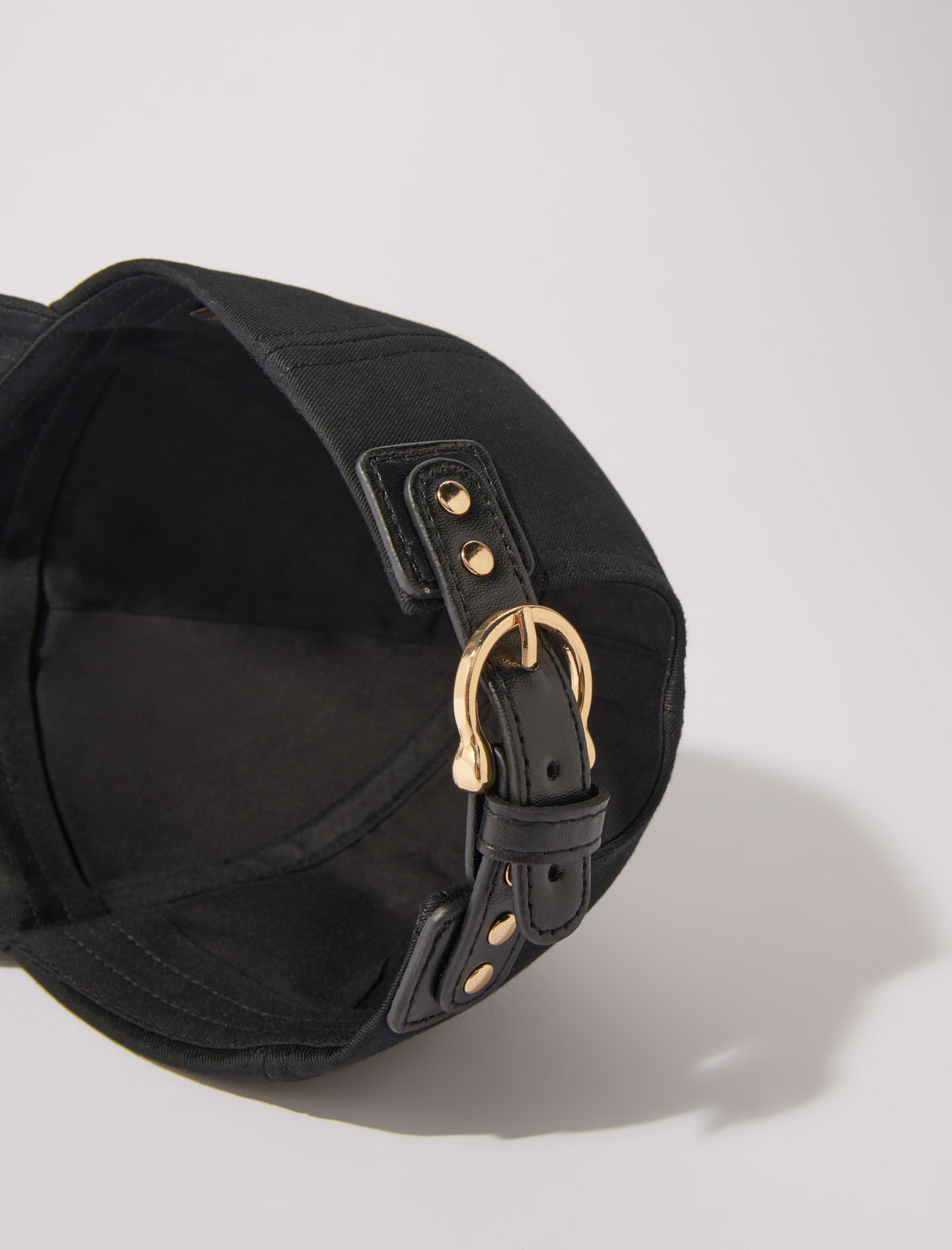 Sombrero de algodón con hebilla dorada