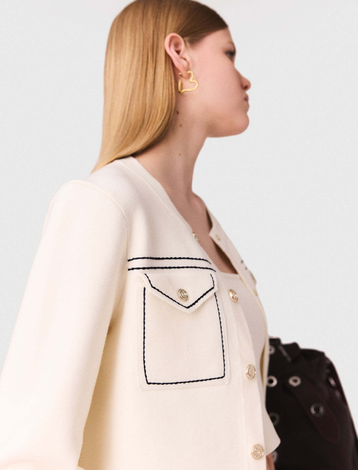 Cardigan corto con puntadas contrastantes