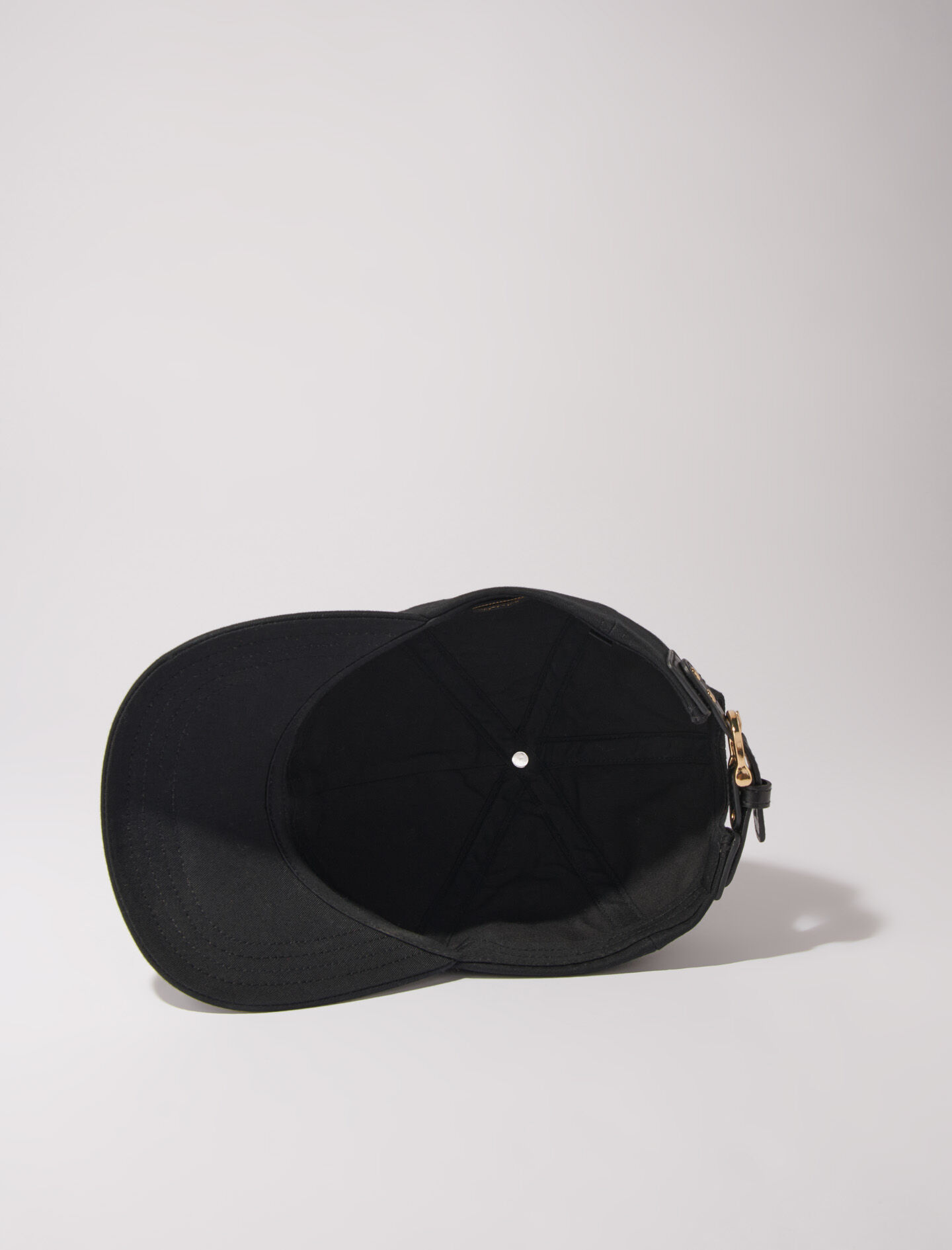 Sombrero de algodón con hebilla dorada