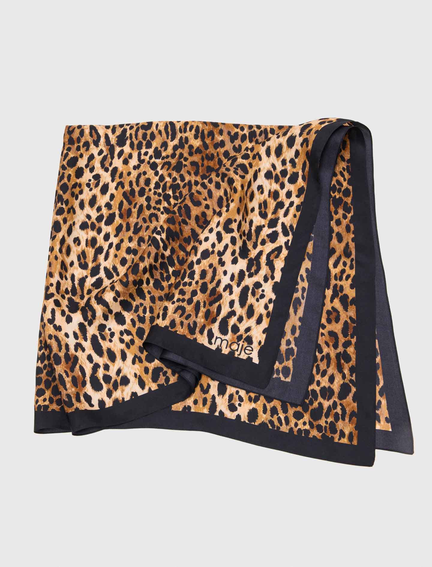 Pañuelo estampado con lunares de leopardo